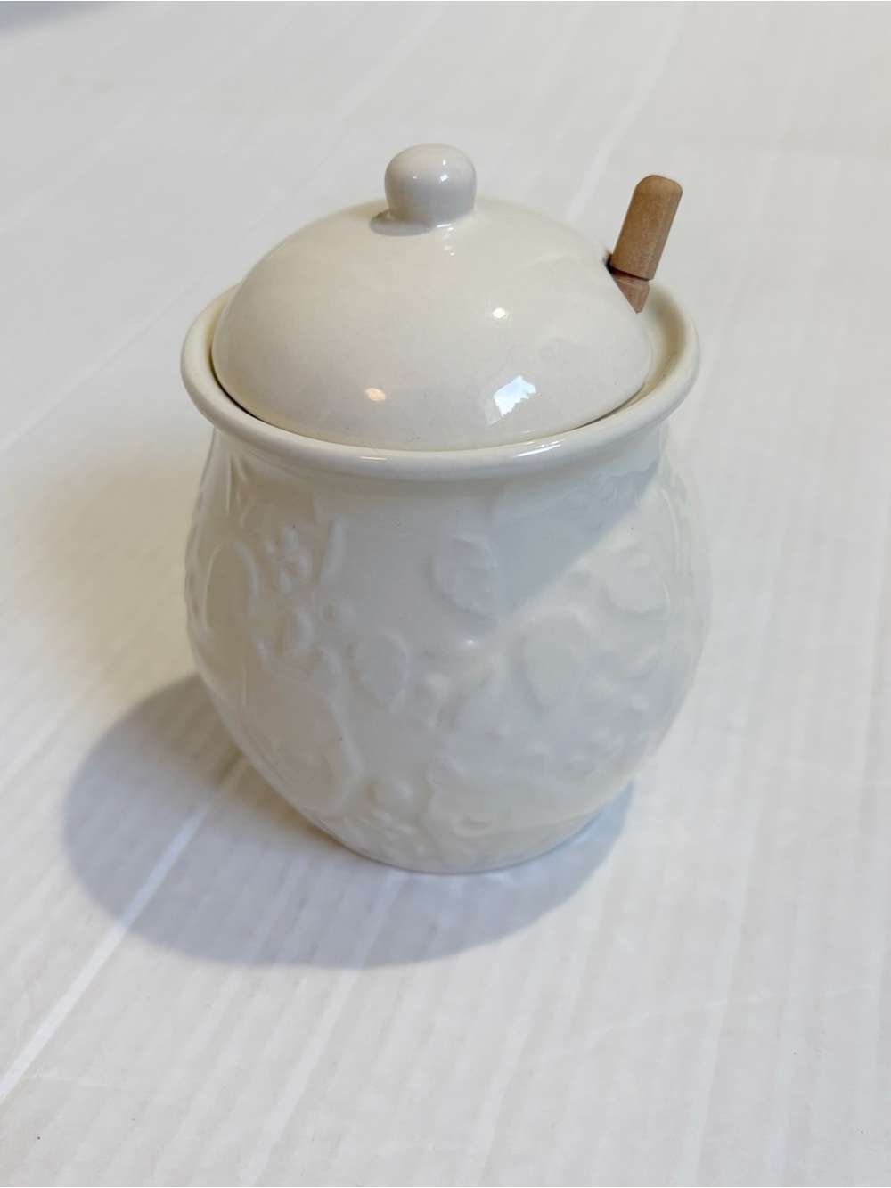 Mason Cash “In the Forest” Collection Honey Pot White Embossed Ceramic Dipper